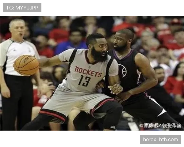 拉人犯规为何有时不吹？裁判的判罚尺度解析